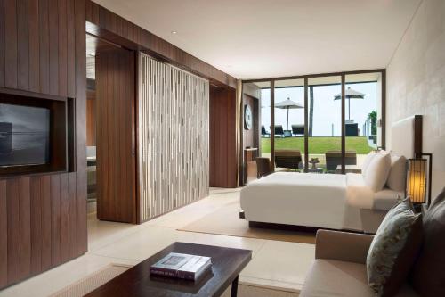 塞米亚克阿丽拉水明漾的一间卧室设有一张床和一间客厅。