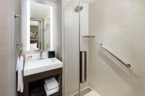纽约Hyatt Place New York City/Times Square的白色的浴室设有水槽和淋浴。