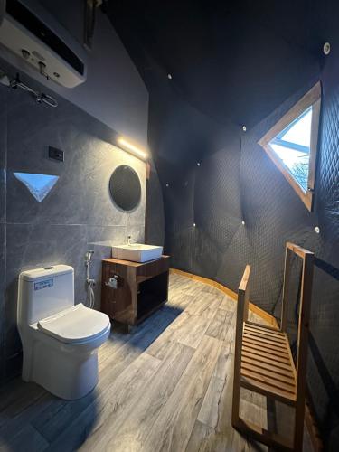 卡尔帕FAYUL RETREAT - India Highest Glamp and EcoLuxury Stay的一间带卫生间和水槽的浴室