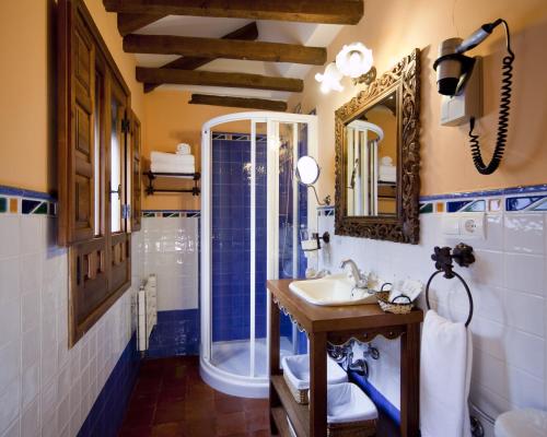 因凡特斯新镇Hotel Boutique La Morada de Juan de Vargas的一间带水槽和淋浴的浴室