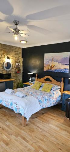 安布尔Amble Harbour retreats的一间卧室,卧室内配有一张大床
