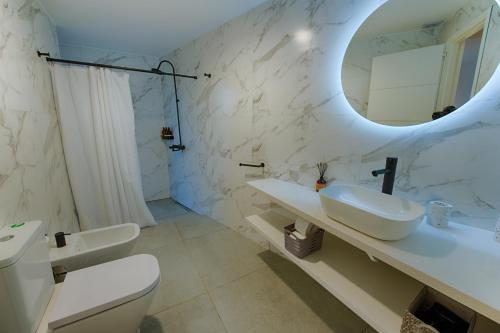 内乌肯Apartamento Luxury Vistas E的白色的浴室设有水槽和镜子