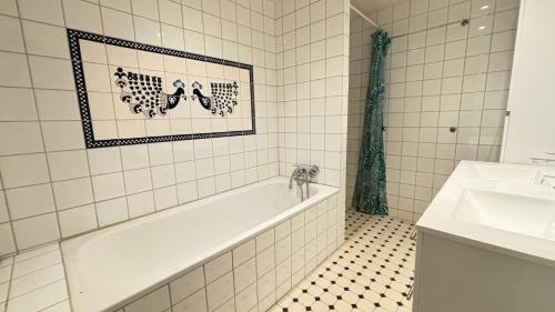 奥斯陆Oslo-Frogner的带浴缸和盥洗盆的浴室