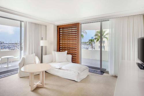 檀香山Hilton Vacation Club The Modern Honolulu的客厅配有白色的沙发和桌子