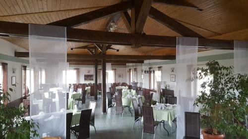 博伊岑堡Hotel Stadt Boizenburg的大楼内带桌椅的用餐室