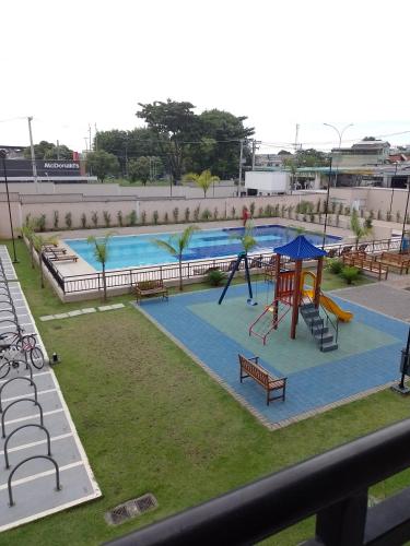 里约热内卢Aconchego Hostel的一个带滑梯游乐场的大型游泳池