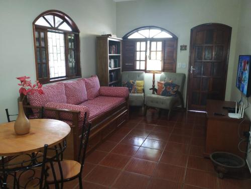 阿拉鲁阿马Pouso Zen的客厅配有沙发和桌子