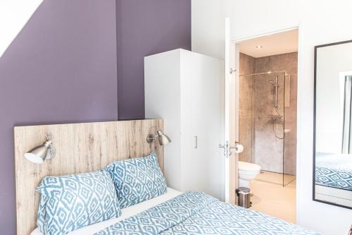 豪滕乔恩！豪滕乌得勒支城市阁楼公寓的一间卧室配有一张床,浴室设有淋浴。