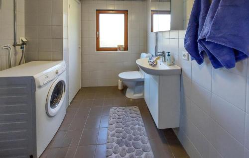 蒂灵厄2 Bedroom Cozy Home In Tyringe的一间带洗衣机和洗衣机的浴室