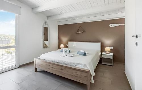 罗索利尼Nice Home In Rosolini With Wifi的一间卧室设有一张床和一个大窗户
