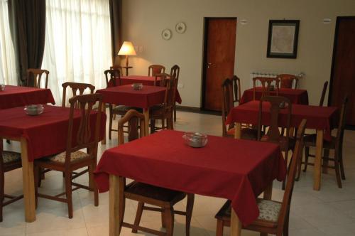 维多利亚Como era Antes的一间设有红色桌椅的用餐室