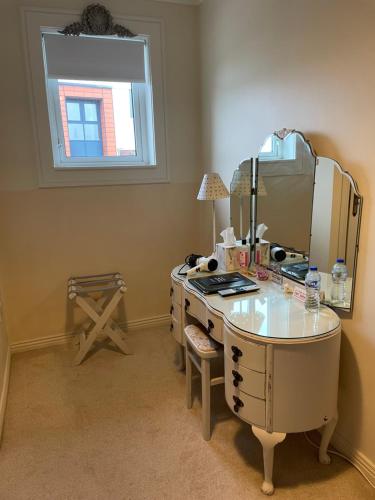 戈尔韦阿东酒店的客房设有一张带镜子的书桌
