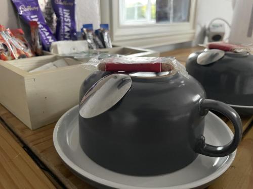 约维尔列王纹章酒店的桌子上盘子上的红茶壶