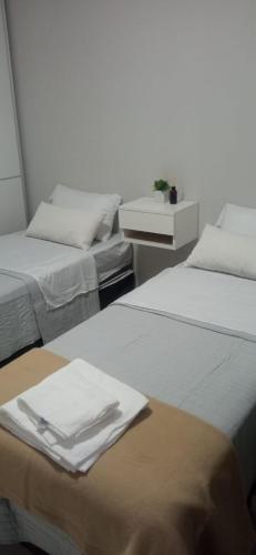 埃塞萨El Descanso的两张睡床彼此相邻,位于一个房间里