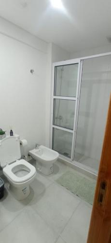 埃塞萨El Descanso的白色的浴室设有卫生间和淋浴。