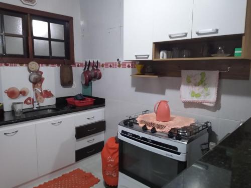 桑塔克鲁茨卡巴利亚Cantinho da Margarete的厨房配有炉灶和锅顶