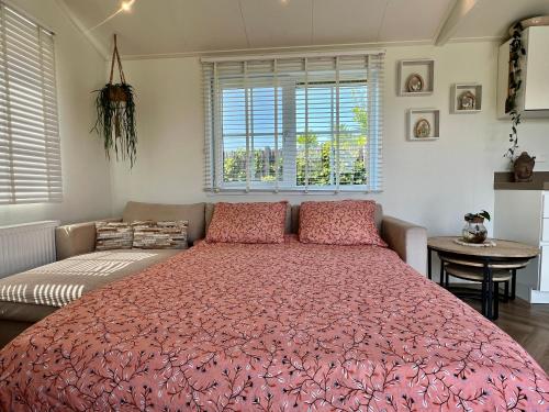 芬克芬NEW - Private Residence - on a lake near Amsterdam的一间卧室配有一张大床和一张沙发