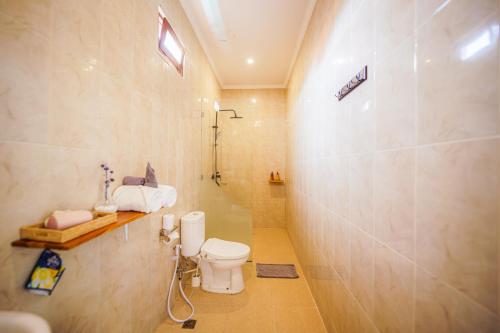 坎古Shortcut Breeze Guest House的一间带卫生间和淋浴的浴室