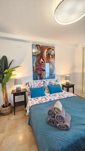 卡尔佩Esmeralda Suites Sunrise的一间卧室配有一张壁画床