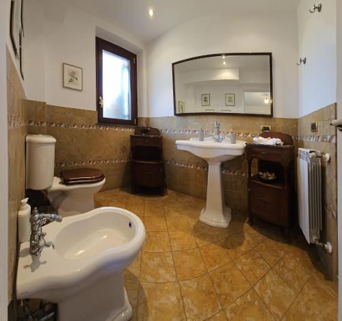 马斯卡利Etna, mare e verde (double room in villa)的一间带水槽、卫生间和镜子的浴室
