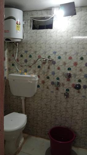 乌贾因Hotel Parvati Stey Home Ujjain的小型浴室设有卫生间和家具。