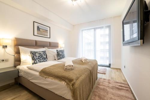 布达佩斯StayWithUs - Downtown的一间卧室设有一张大床和一台平面电视。