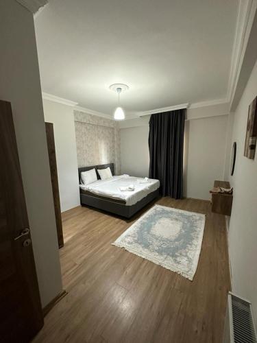 Pelitliفندق الصقر الذهبي的一间卧室配有一张床,铺有木地板