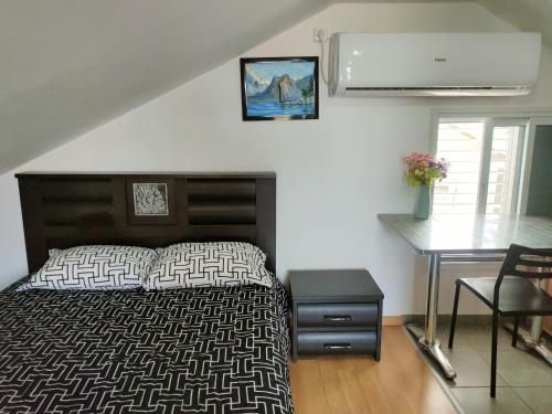 埃拉特Guest House VeryMary Eilat Stydio的一间卧室配有一张床、一张桌子和一张书桌
