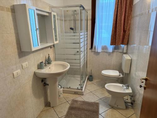 索马伦巴多Residence Malpensa的一间带水槽、淋浴和卫生间的浴室