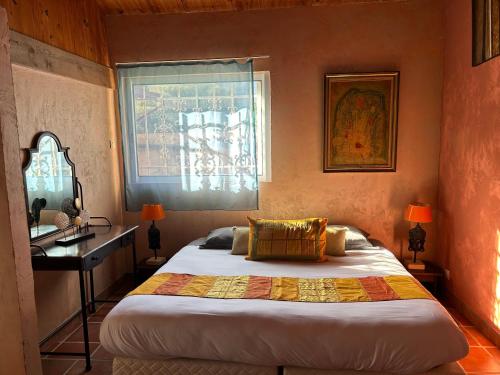 卡尔维卡萨迪弗洛米酒店的一间卧室配有一张床、一张书桌和一个窗户。