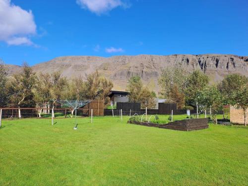 莫斯费德斯拜尔Nýlegur sumarbústaður/friðsæld的一座公园,其背景是一座山地