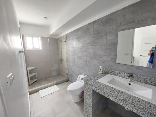San Rafael del YumaVilla bayahibe 103的浴室配有白色卫生间和盥洗盆。