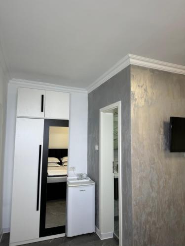 南埃福列Casa Ștefan的白色的客房配有床和镜子