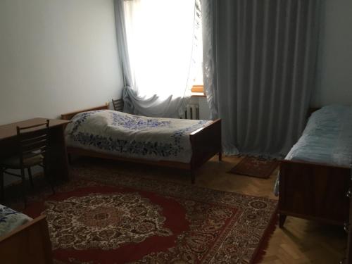 伊杰万Luse Guest House的一间卧室设有两张床和窗户。