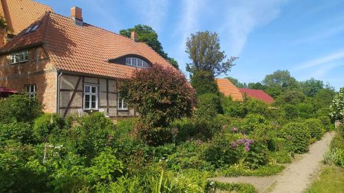 VelgastFerienwohnung Apfelgarten am Pfarrgarten Starkow的一座带花园的古老房子