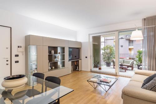 佩斯基耶拉博罗梅奥Appartamento Peschiera Borromeo - Linate的客厅配有沙发和桌子