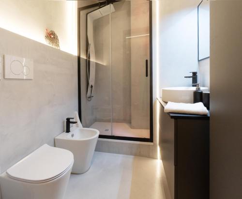 卡塔尼亚Top Floor Aparthotel Bentivoglio的浴室配有卫生间、盥洗盆和淋浴。