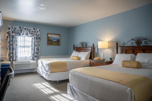 桑威奇丹韦伯斯特水疗酒店的酒店客房设有两张床和窗户。