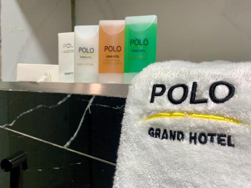 MaiduguriPolo Grand Hotel的一堆带产品的柜台上的白色毛巾