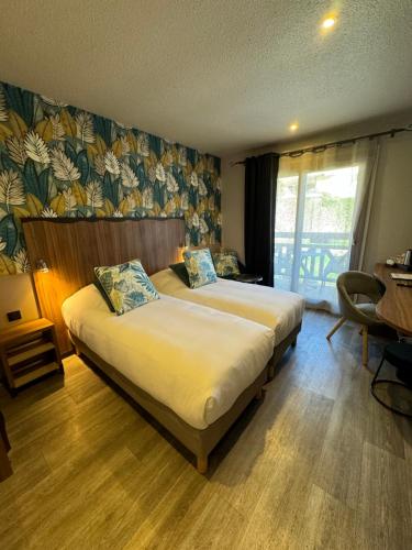 维尔Hôtel Spa La Truite Dorée的酒店客房设有两张床和窗户。