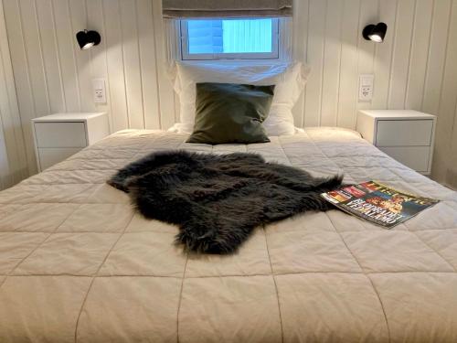SjöboNordic Relax House - WoodHouse的卧室床上的毛绒毯子