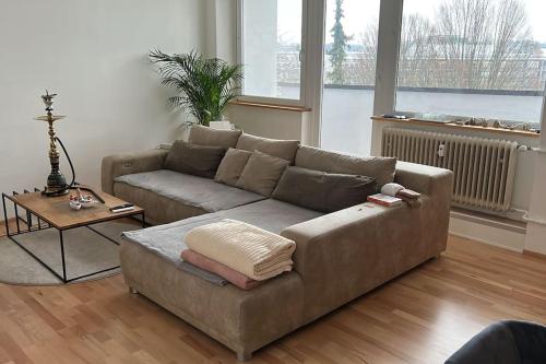 韦尔斯Wels Bahnhoft Stadt 80qm Apartment的客厅配有沙发和桌子