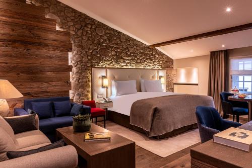 日内瓦Hôtel Les Armures的酒店客房设有床和客厅。