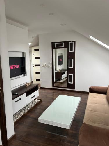 萨拉热窝Sarajevo Sky Suite的带沙发和电视的客厅