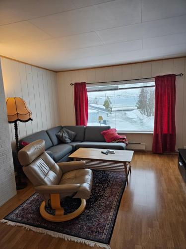 特罗姆瑟Tønsvik enebolig的客厅配有沙发和桌子