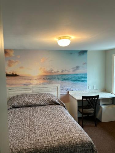 Marmora大道汽车旅馆的一间卧室配有一张床,并画着海洋