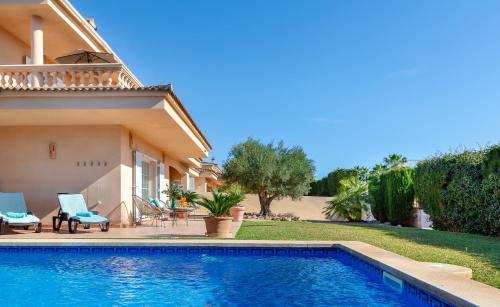 马略卡岛帕尔马Villa Palmera的别墅毗邻一座房子,设有游泳池