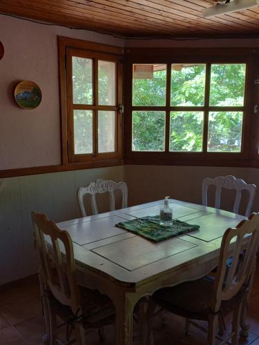 圣卡洛斯-德巴里洛切Hospedaje BRC的一间带桌椅和窗户的用餐室