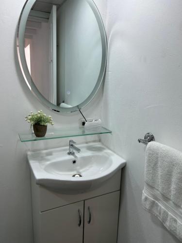 SoráApartment with loft in Altos del Maria的一间带水槽和镜子的浴室