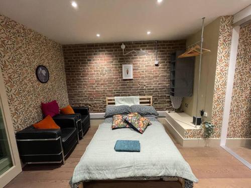 伦敦Hoxton Live/Work Studio的一间卧室配有一张大床和一张沙发